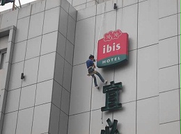 户外广告高空安装