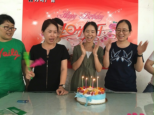 震鑫广告喷绘-员工生日会